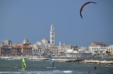Arriva il maestrale e Bari si affolla di funamboli del surf