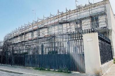 Taranto, a Paolo VI lavori fermi e ponteggi eterni: 20 famiglie vivono «ingabbiate»