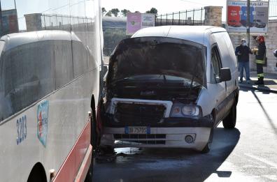 Bari, autocarro sbatte contro autobus e prende fuoco: nessun ferito