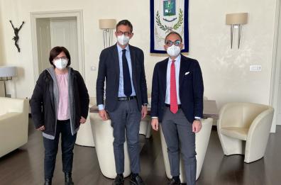 Trani, attentato al sindaco, la visita di Piemontese: «Non c'è spazio per la violenza»