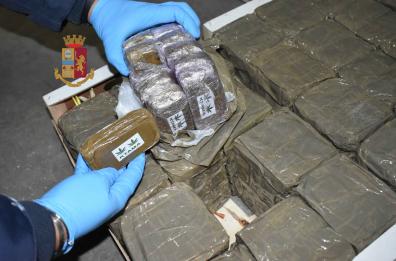 Noicattaro, in un box sotterraneo scoperto deposito droga con 400 chili marijuana: in manette coppia albanesi  