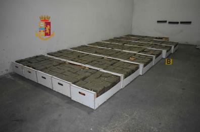 Noicattaro, oltre 400 chili di hashish tra aglio e cipolle spagnole: in manette coniugi albanesi