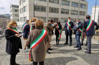 Basilicata zona rossa, una ventina di sindaci protestano sotto sede Regione. Bardi chiede incontro al Cts 