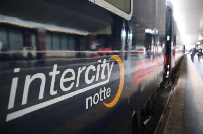 Le si rompono le acque e partorisce di notte in treno: il bimbo nasce sull'Intercity Torino-Lecce