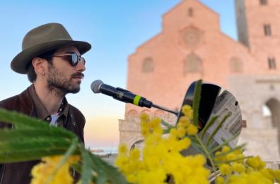 Trani, la musica di Antonio Maggio e le mimose per celebrare le donne