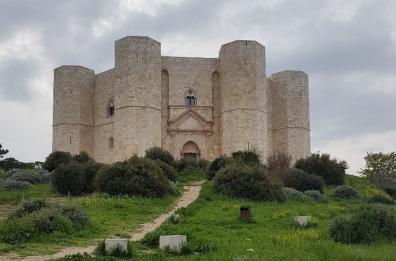 Andria, auto sbanda sulla statale in direzione Castel Del Monte e si ribalta