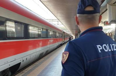 Bari, a spasso in stazione per spacciare marijuana: arrestato pusher 23enne  