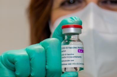 Covid, Puglia blocca lotto vaccini AstraZeneca: segnalati alcuni «eventi avversi gravi» 