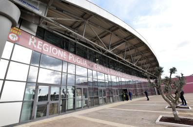 Bari, ospedale in Fiera: apre solo l'Intensiva. Migliore: «Le Asl ci diano medici e infermieri»