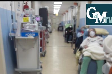 Puglia, sanità al collasso: pazienti Covid nei corridoi al Policlinico di Bari 