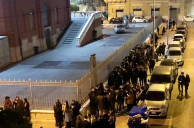Bari, ultimo sabato prima del lockdown: assembramenti e controlli in centro