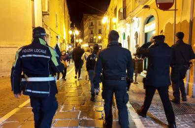 Foggia, movida «impazzita» nell'ultimo sabato in «giallo»: pioggia di controlli e multe