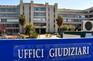 Bari, sequestrarono e aggredirono un uomo per un debito di droga: chieste 4 condanne a 20 anni