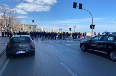 Zona rossa, mercatali bloccano lungomare Bari: «Vergogna». Sit in e protesta contro Emiliano