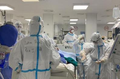 Bari, l'ospedale in Fiera va smontato a luglio. Ma Emiliano replica: «Vogliamo mantenerlo»