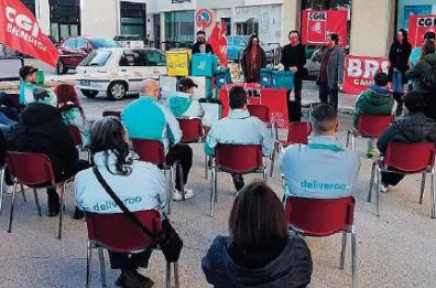 Brindisi, «rider» scioperano per i loro diritti: il 26 nessun ordine