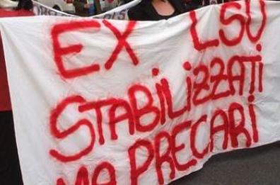 Taranto, contratti non rinnovati a 62 ex lsu appalti scuola: «Vogliamo la nostra dignità»