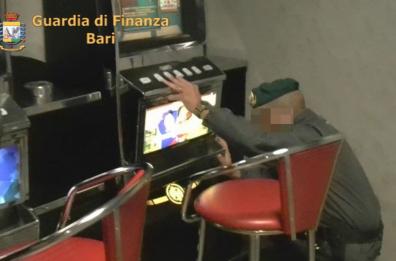 Bari, sale giochi e slot in mani ai clan: fioccano condanne per 9 imputati 