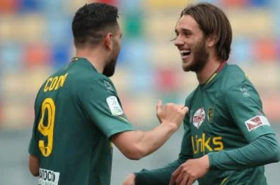 Lecce, quarta vittoria consecutiva: batte il Frosinone 3-0