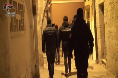 Mafia, droga e estorsioni: condanne definitive per 26 affiliati clan Strisciuglio. Blitz all'alba