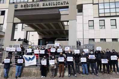 Potenza, protestano sotto Regione commercianti e artigiani Villa d'Agri: «Ristori ridicoli»