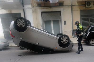 Bari, auto si ribalta al Libertà, ma non c'è traccia del conducente