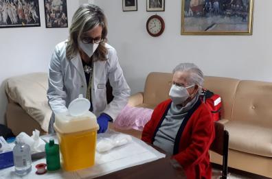 Vaccini Covid in Puglia, somministrato l'88,8% delle dosi, sieri a domicilio per over 80 e fragili