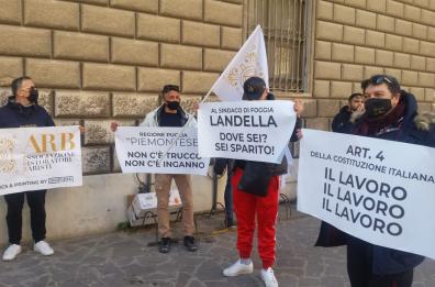 Foggia, sit in protesta contro Dl sostegni: tassisti e ristoratori sfilano davanti Comune 