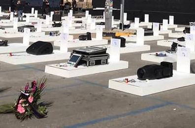 Bari, lapidi e fori in piazza Libertà: «Il settore spettacolo sta morendo»