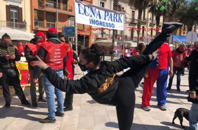 Bari, operatori circhi e luna park in piazza: «Lo Stato ci aiuti a ripartire». Coldiretti Puglia dona mangime agli animali