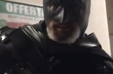 Adelfia, ecco che arriva Batman a bordo del suo bat-monopattino: il video è virale
