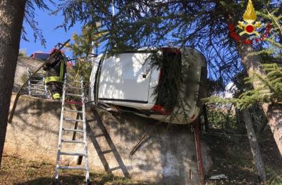 Picerno, auto sbanda e finisce in bilico su un muretto in cemento armato