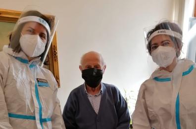 Covid Puglia, vaccino a domicilio: niente prenotazione, tocca ai medici contattare over 80 e fragili