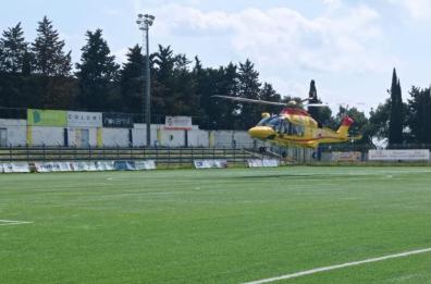 Gravina, elisoccorso atterra nello stadio: paziente Covid trasferito d'urgenza a Foggia