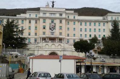 Operato ai denti in Albania, parla la madre del barlettano ricoverato da 8 mesi: «Lo sentii urlare»