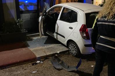 Lecce, si schianta con l'auto e sfonda vetrina ristorante: 22enne illeso