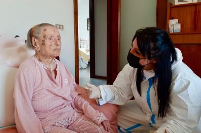 Dose anti-virus a 109 anni, selfie d’addio a 54 anni