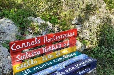 Cannole, i rifiuti abbandonati diventano decori urbani 