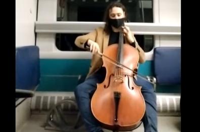 Stop a concerti e teatri: il violoncellista tarantino Luca Basile suona sul treno