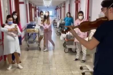 Bari, al Policlinico medico-violinista suona ninna nanna per i neonati in Ostetricia