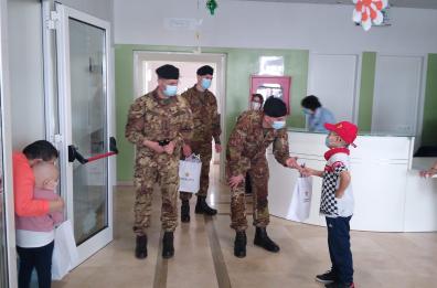 Bari, l'Esercito dona uova di Pasqua ai piccoli ricoverati