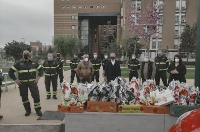 Bari, donate uova ai bimbi ricoverati al Giovanni XXIII: la consegna con le sirene dei vigili del fuoco