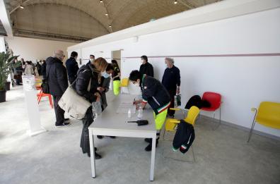 La Pasqua dei vaccini per familiari fragili: somministrate oggi in Puglia oltre 5mila dosi. Si bissa  domani  