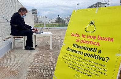 Puglia, consigliere Tutolo s'incatena alla Regione: «Lo faccio per i malati di Covid soli e abbanondati»