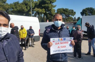 Foggia, gli ambulanti scendono in piazza in protesta: «Abbandonati dallo Stato»