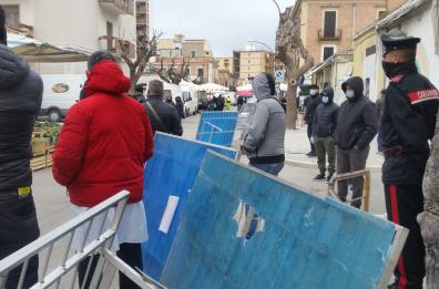 Foggia, protesta pacifica degli ambulanti al «Rosati»: «Vogliamo lavorare»