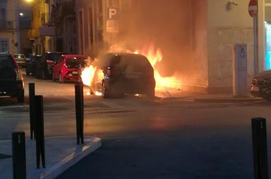 Foggia, incendiano cassonetto e va a fuoco una Mercedes in pieno centro
