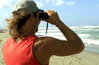 Margherita di Savoia, bagnini distratti al cell non notano ragazzina in difficoltà in mare: multati