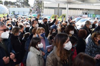 Bari, vaccinazioni anti Covid per ultra 80enni: code e assembramenti in fiera del Levante 