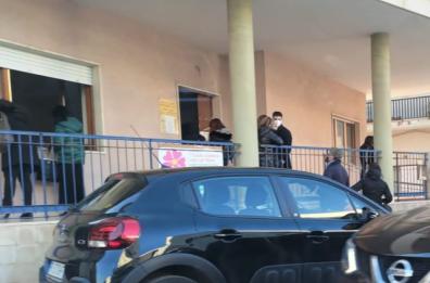 Bufera a Polignano, sindaco invia audio ad amici: «Ci sono i vaccini per over 80, portate i vostri parenti»